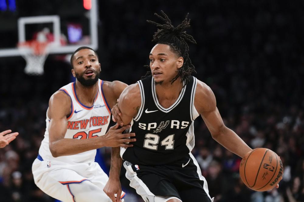 同时两翼由 同时两翼由